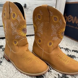 Cowgirl boots with sunflowers